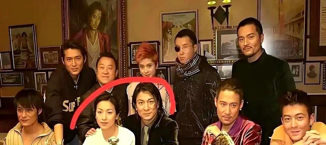 凌晨三点，王菲点赞了李亚鹏和周迅19年前的旧照。这哪是手滑？这分明是女王巡视