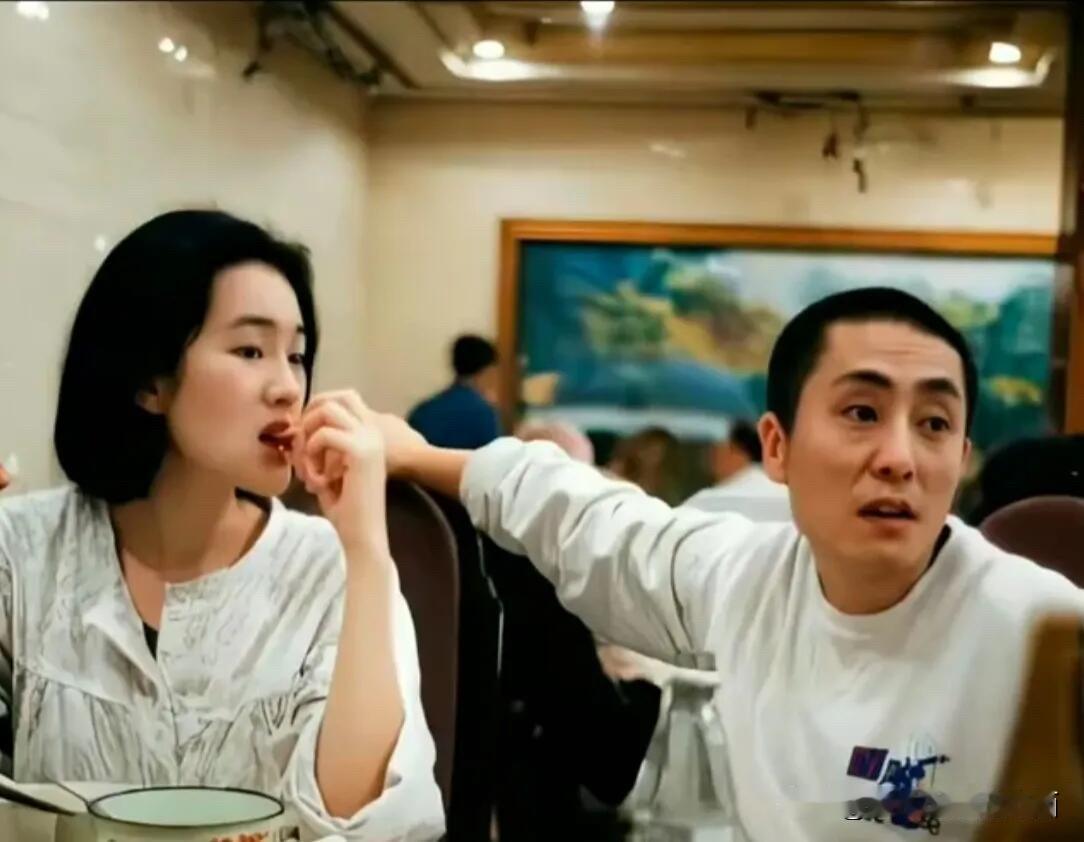 张艺谋年轻的时候不是特别帅的那种，但他也是浓眼大眉的标志性男人，有阳刚之气，巩俐