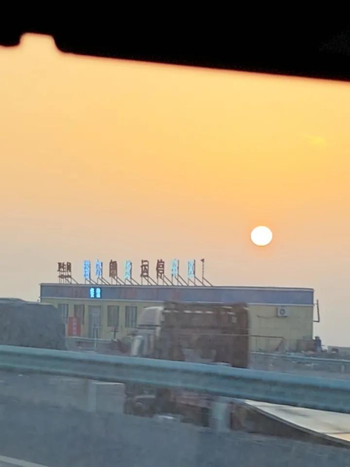 妈妈今天回去安葬，大哥抗着不回去，这令我心里很不舒服，老婆吵着要和他断绝关系，他