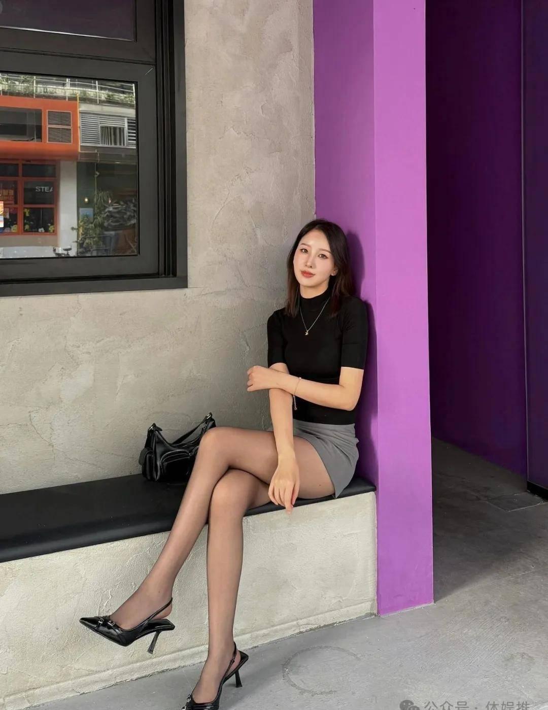 别再穿得像去开庭了。OL风早不是黑西装白衬衫那套了。丝绸衬衫配阔腿裤，走路带