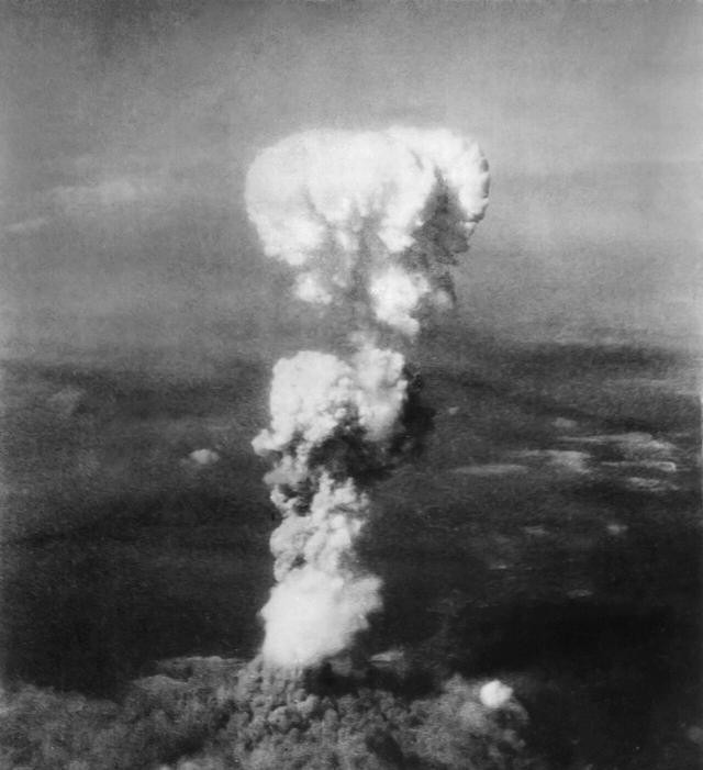 1945年，一名日本广岛姑娘正在擦桌子，突然白光闪过，她登时晕厥，醒来才知道，距