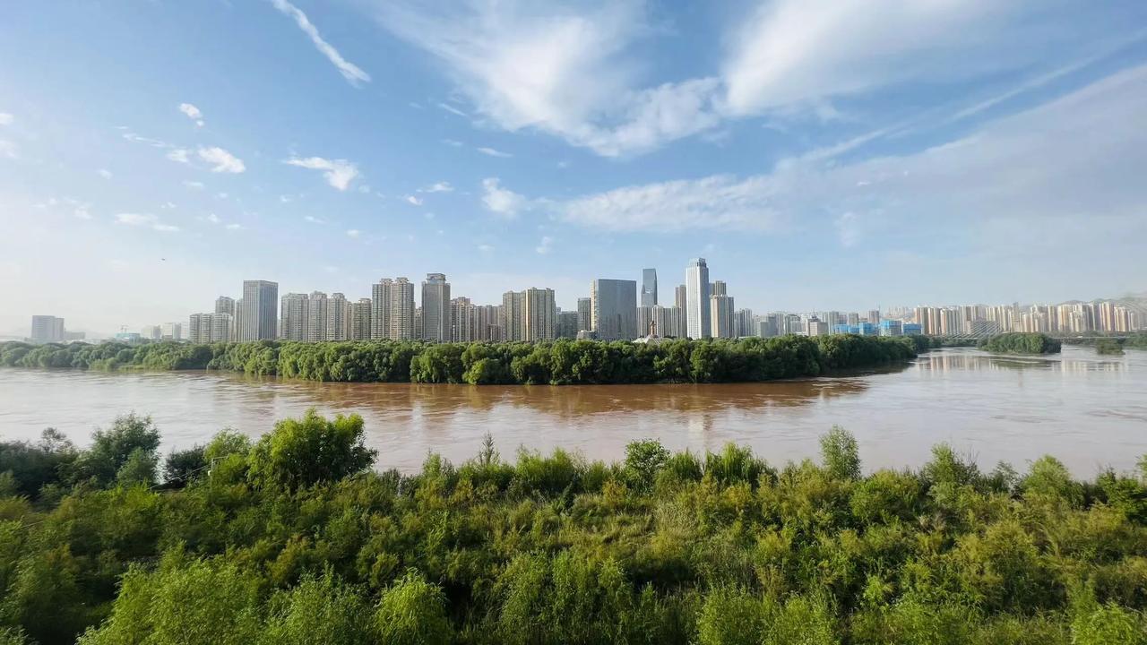 黄河之滨也很美，金城兰州这几年发展还是不错的！加油黄河之滨很兰州黄河之滨也很美