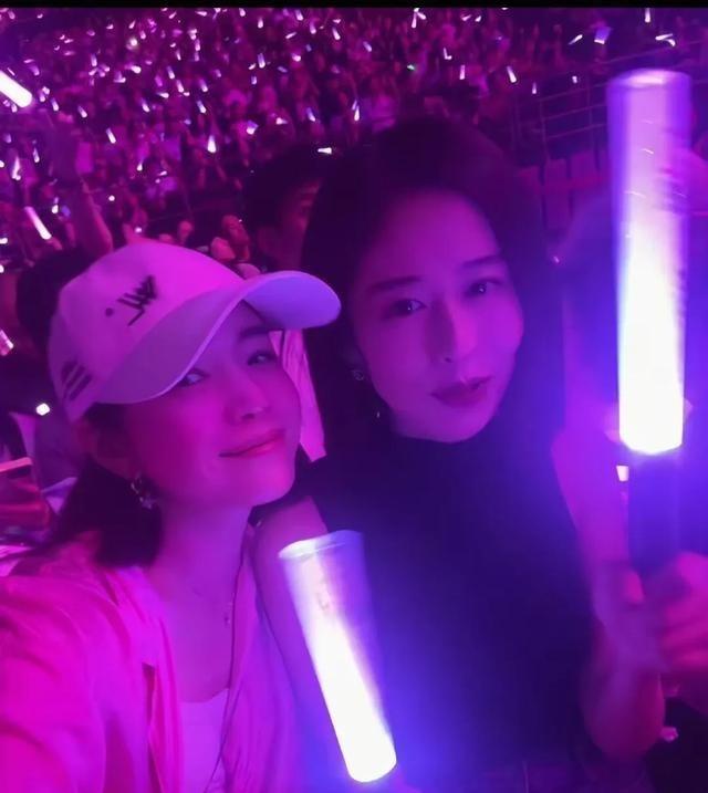 颖儿陈妍希现身王力宏北京演唱会，42岁妍希穿粉衣脸巨小好漂亮陈妍希一出场就抢了
