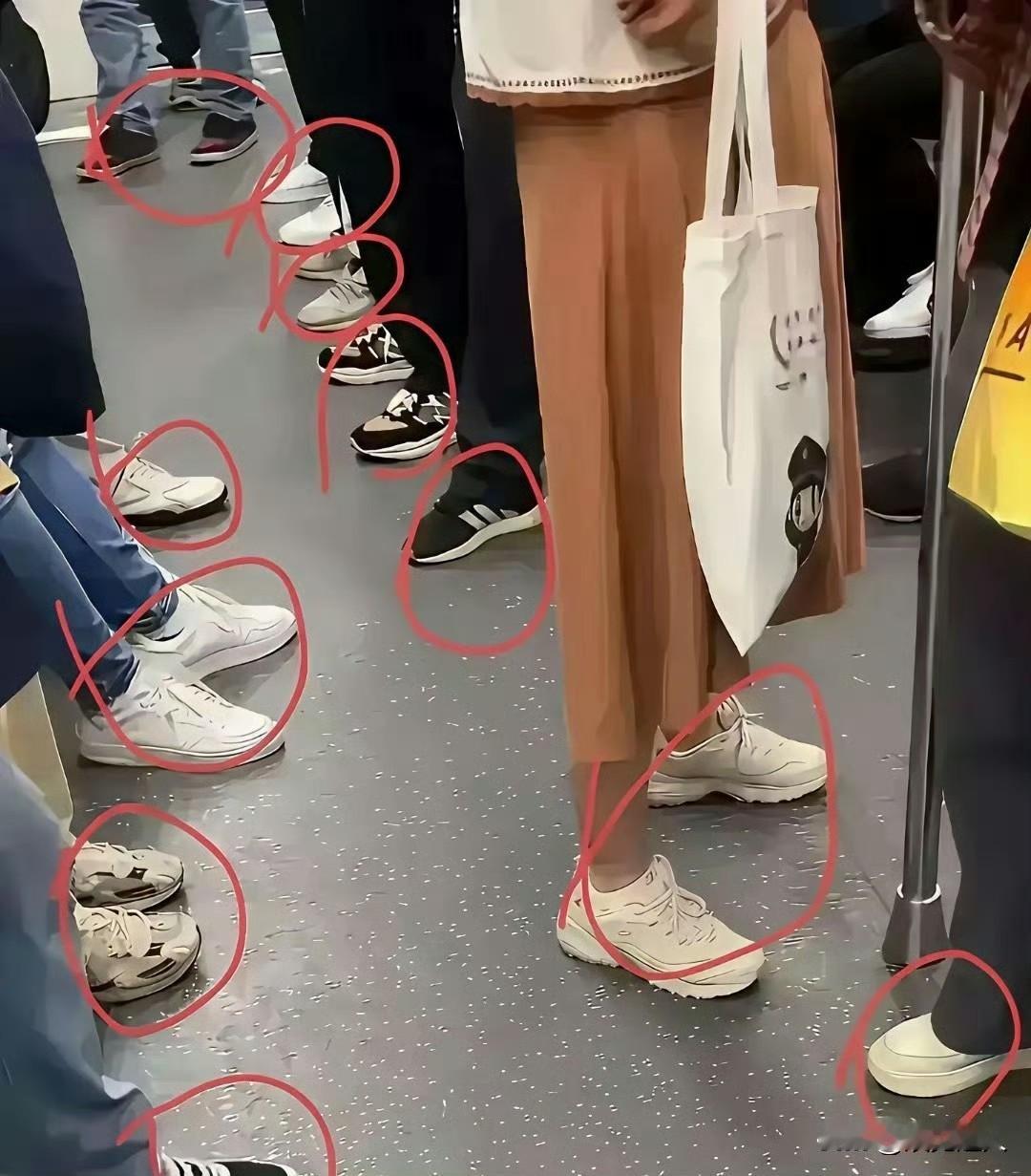 奇怪不奇怪！也就短短几年，皮鞋怎么突然就不火了？以前不管上班、出门都爱穿，现在大