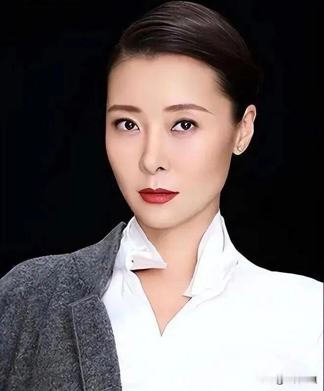 闺蜜刚从柯蓝的读书分享会回来，一进门就叹气：“她和黄志忠到底结不结婚啊？”