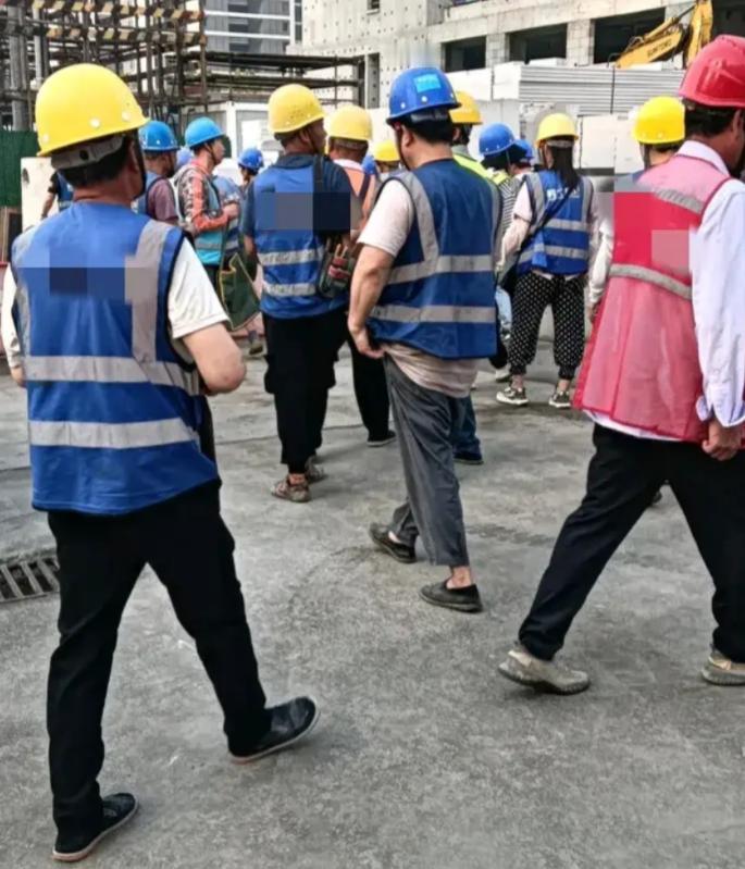 我表叔是包工头，他说断桥这事儿问题很明显，绝对不是质量问题，首先大家质