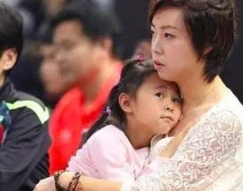 两个“大魔王”，对女儿的培养是不一样的。张怡宁女儿还在怀里撒娇，王楠的女儿已经成