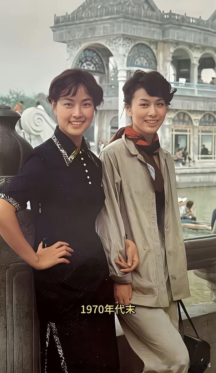 其实刘晓庆才是80年代里的天然美女，当时的她颜值比粟原小卷还要高，柳叶眉、高鼻梁