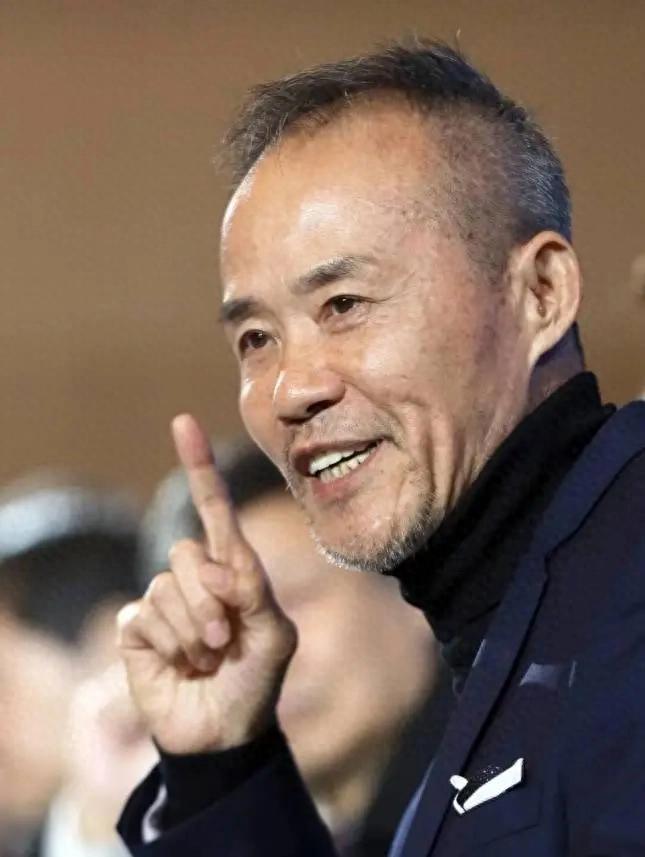 从去年起，万科把王石上千万的退休金停了，他也没别的进账，只能跑去带货。可3000