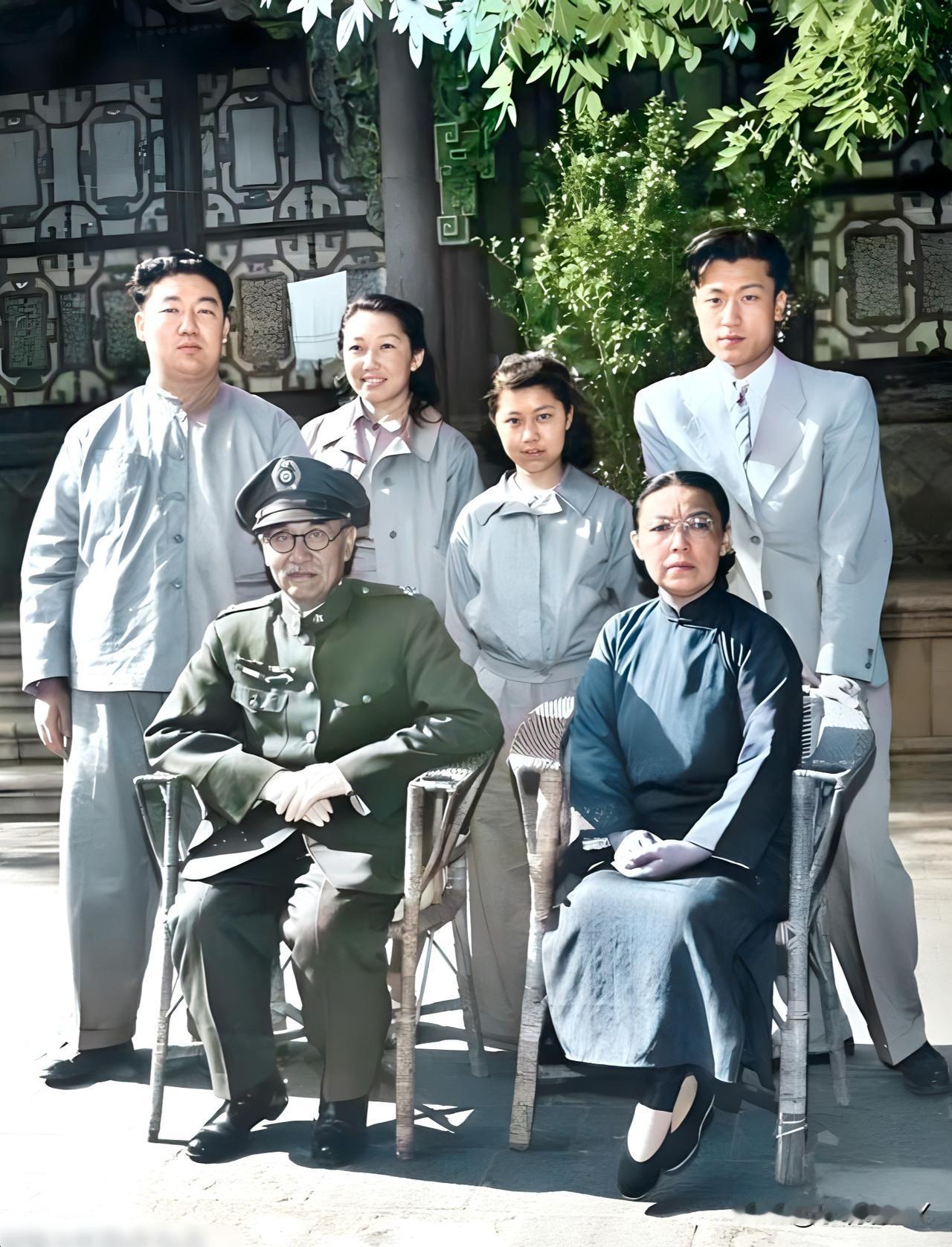 一九四七年，山西，阎锡山和他的家人在院子里合影留念，从而留下的这张老照片。这绝非