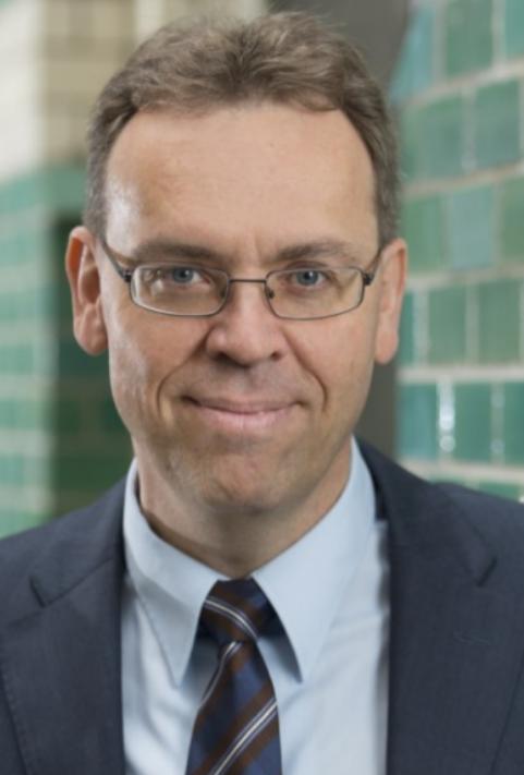 德国一个专家捅破了层窗户纸：美国现在但凡碰到中国，第一反应不是往前冲，而是下意识