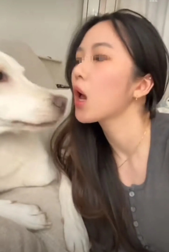 家人们，刷到个视频我直接惊呆了！某女子跟宠物狗嘴对嘴互舔，那画面看得我鸡皮疙瘩掉
