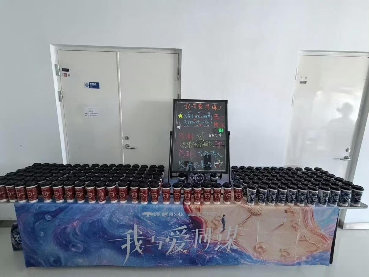 陈都灵请客关晓彤剧组啦美女们友谊长存～陈都灵请客我与爱同谋剧组陈都灵请客关晓彤剧