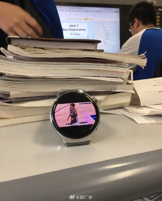 现在的学生真幸福，可以用智能手表看球赛，以前都是功能机看文字直播，还看得津津有味
