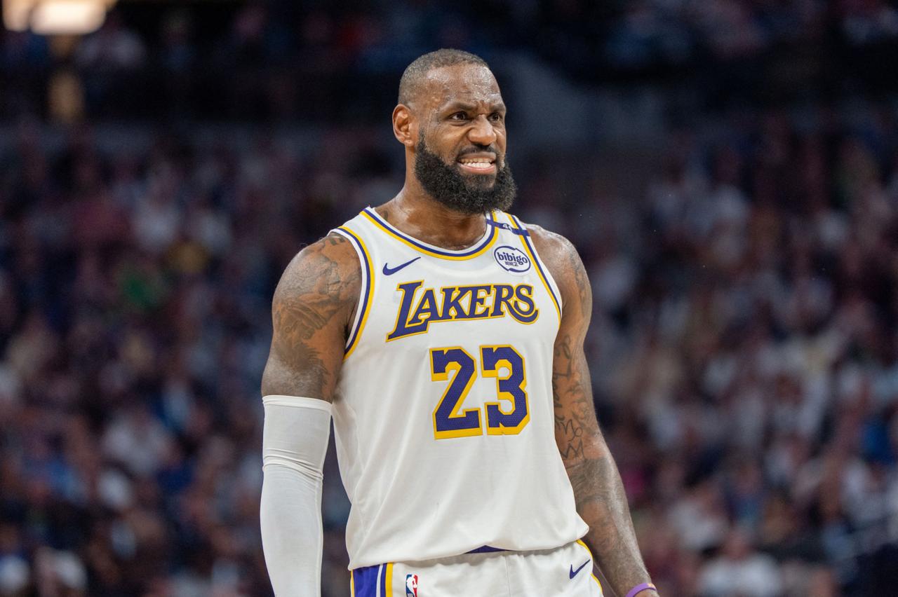 NBA迎来了第二位出战1600场的篮球悍将，他不是别人，正是詹姆斯这位猛人。位列