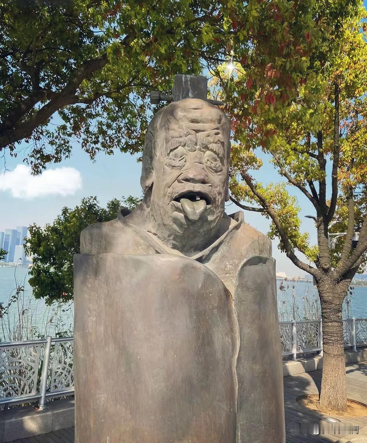 那尊被骂到出圈的吐舌老子像，总算彻底拆除落幕，本以为这事能顺理翻篇，没成想反