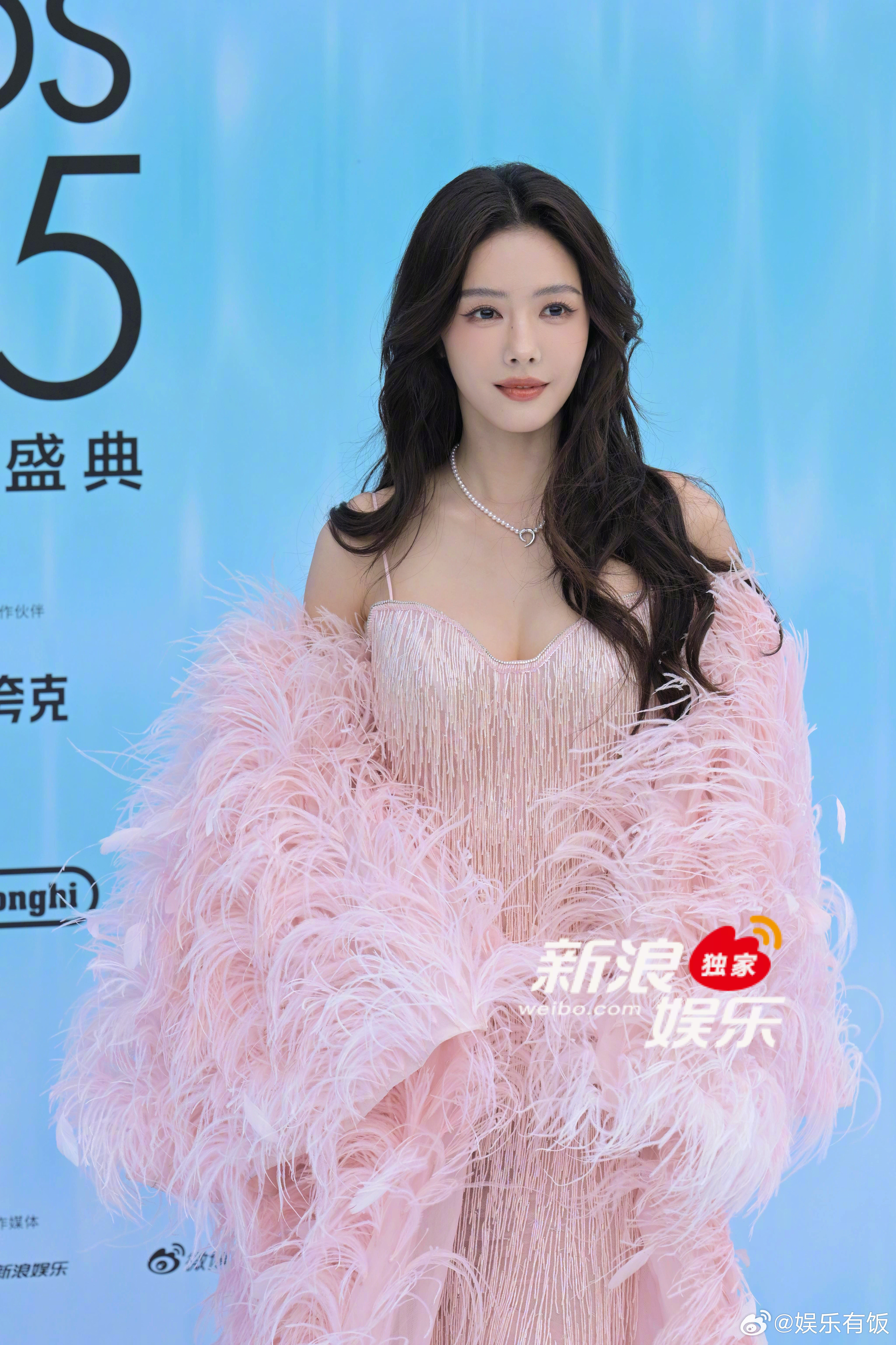 蔡文静半透视蔡文静你咋明媚成这样了亮相ELLE红毯，粉色真的很文静[爱心]蔡文