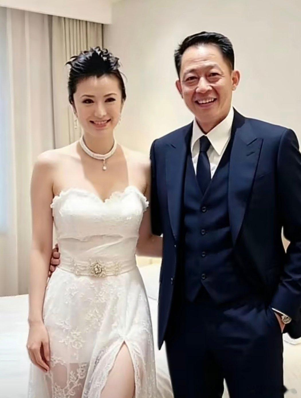 2008年，42岁的王志文官宣结婚，迎娶的是身家5亿的女富豪陈坚红。娶的这位是兰博基尼中国区执行总裁