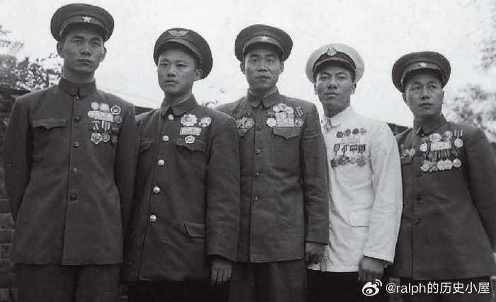 1954年9月参加第一届全国人大一次会议解放军代表组的几位陆海军战斗英雄在小组讨