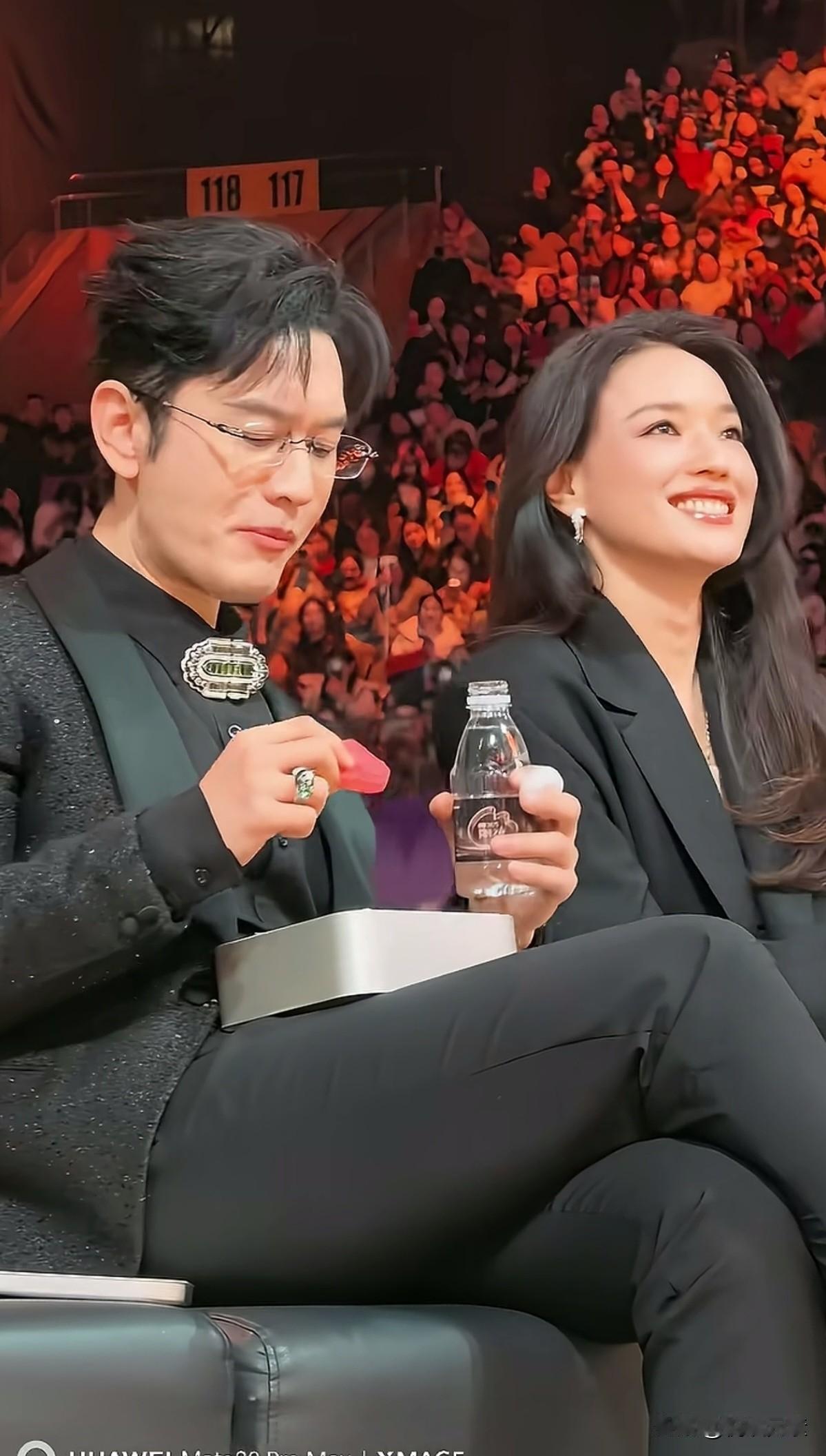 黄晓明与舒淇俩个人太养眼了，同框即是经典，两位的气场与状态堪称完美，诠释了