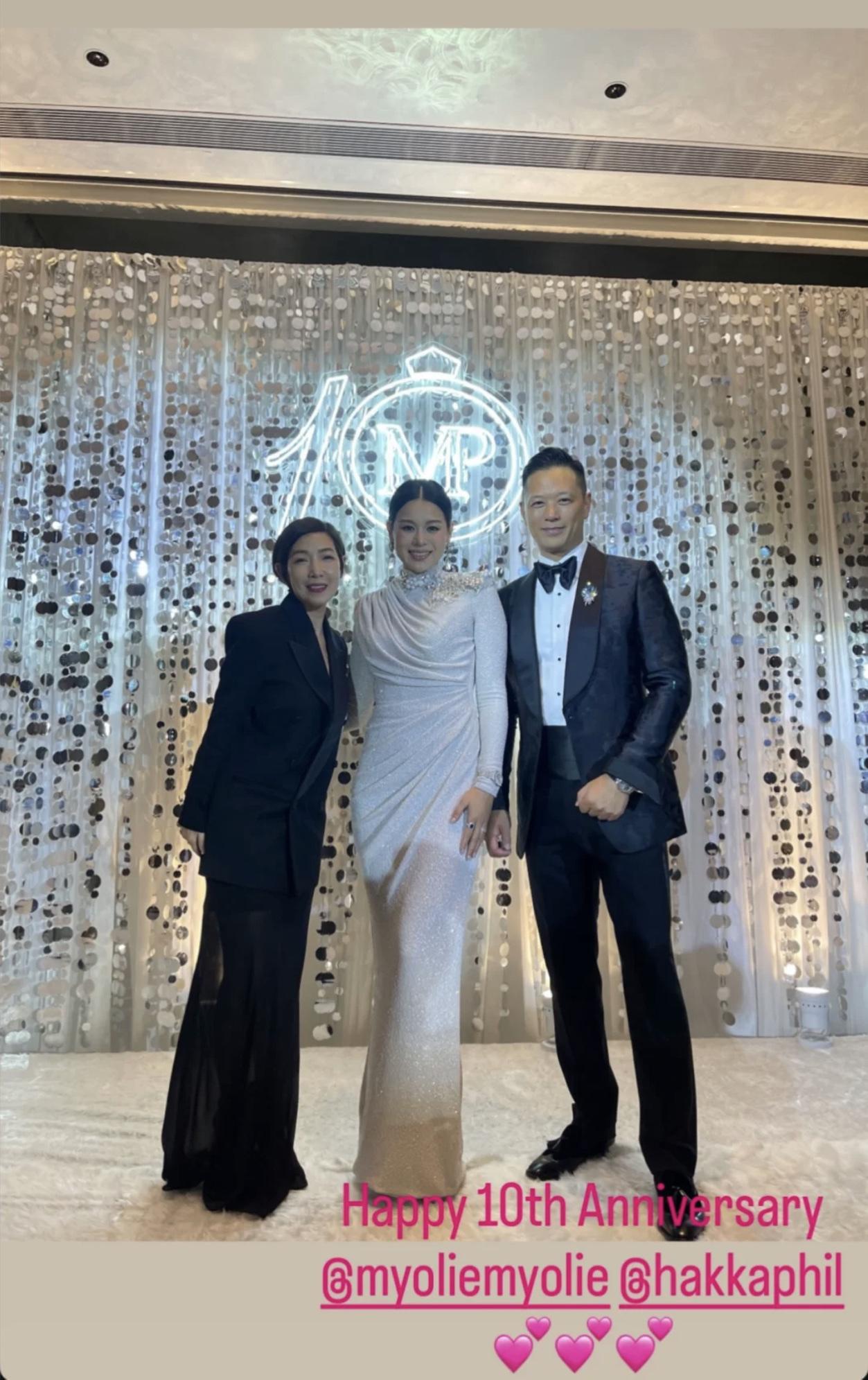 胡杏儿和老公李承德办了结婚十周年派对。11月7日两人还一起庆祝胡杏儿生日，也是两