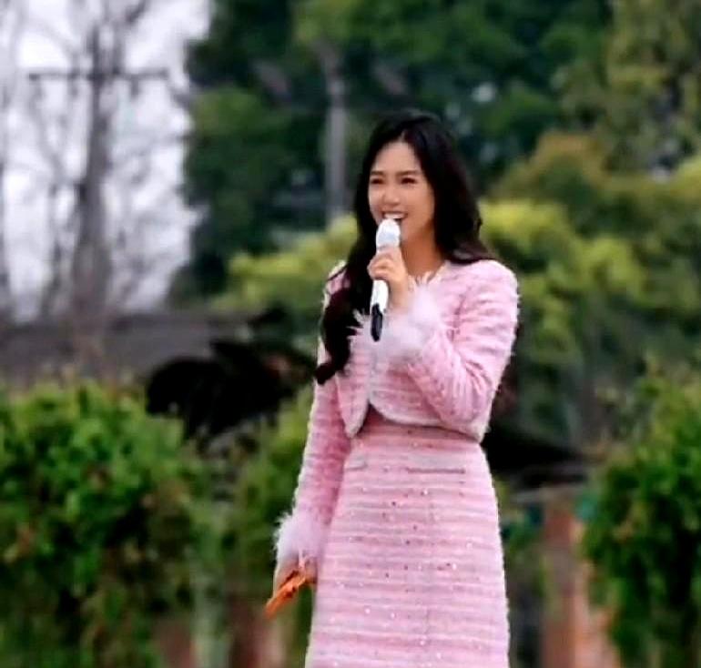 网友说云朵是苦瓜脸显疲惫，她当场把挑事的小白号直接禁言。她对着镜头笑得坦荡，