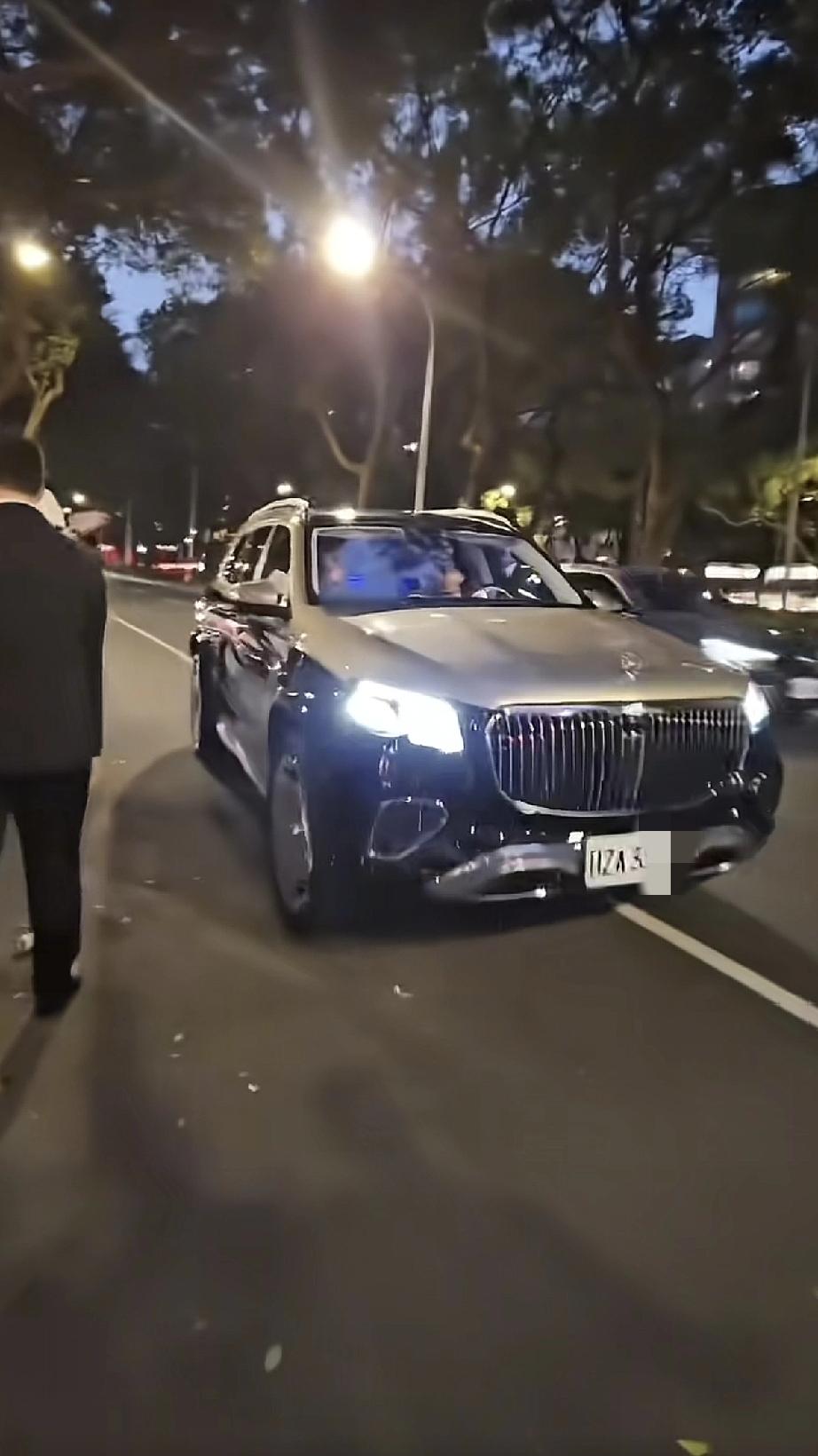 又是迈巴赫！黄仁勋在台湾省的座驾真霸气，光头保镖紧跟着，疑穿防弹背心！1月3