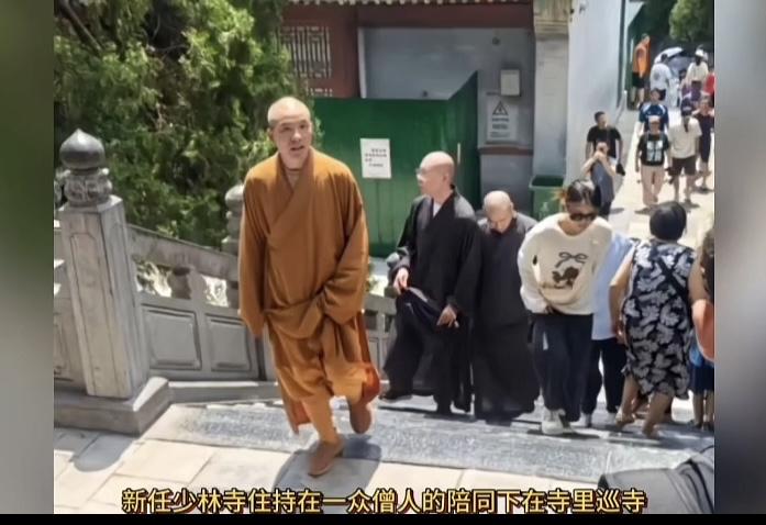 少林寺新变化！新住持出来露脸了，后面跟着几个下属僧人，游客没有过多打扰。有两件事