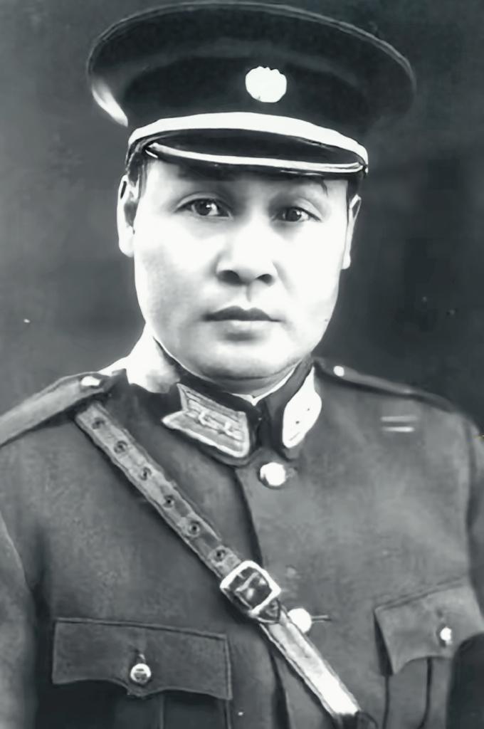 1949年，杀害我党300多人的国军中将杨虎登上天安门，参加了开国大典，谁知10