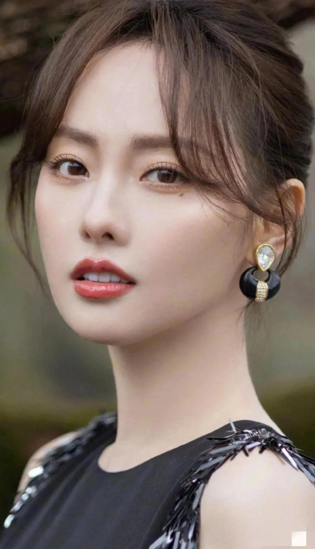 张嘉倪用8年青春，给所有女人上了最痛的一课：爱情可以是两个人的事，但婚姻从来不