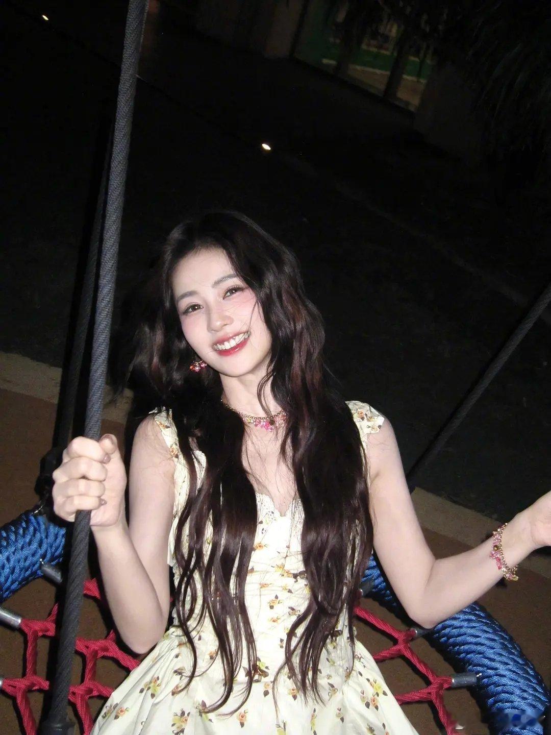 你们能懂白鹿这张照片有多明媚吗