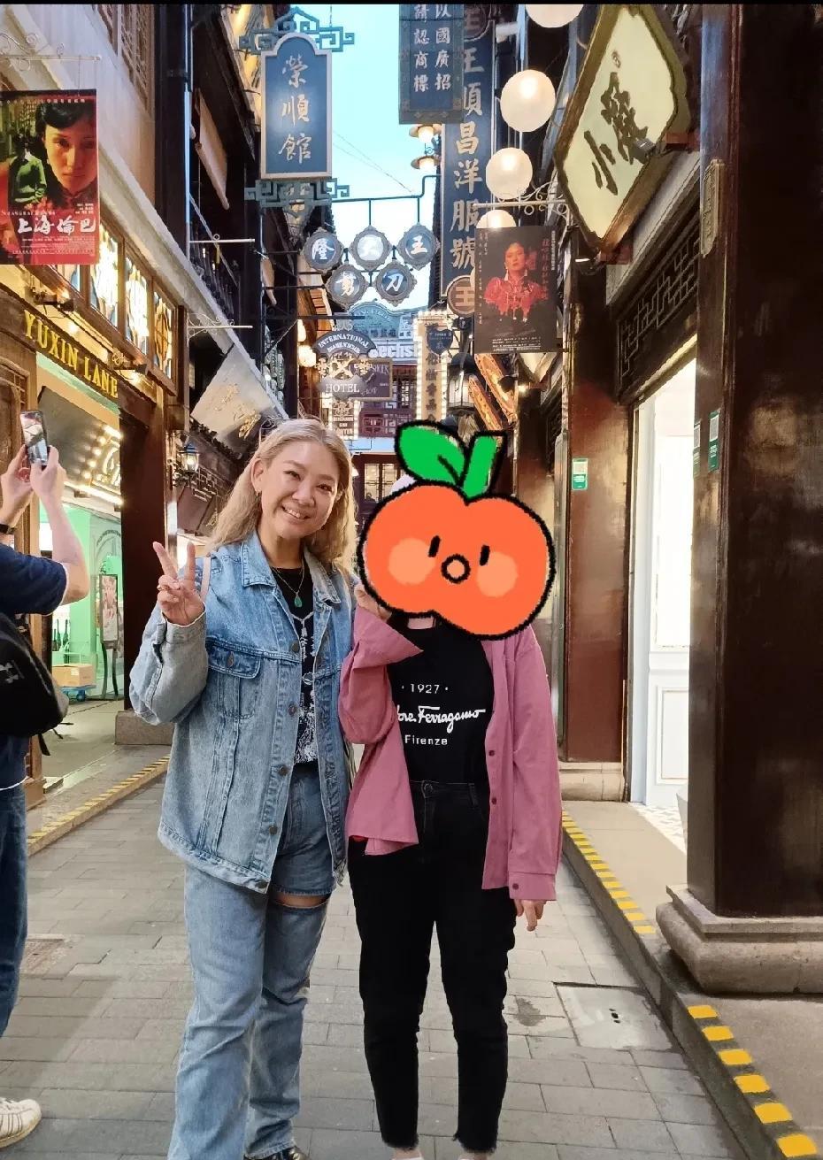 肥姐沈殿霞在天之灵终于可以放心了，女儿郑欣宜已经从病痛中走出来了。郑欣宜近日
