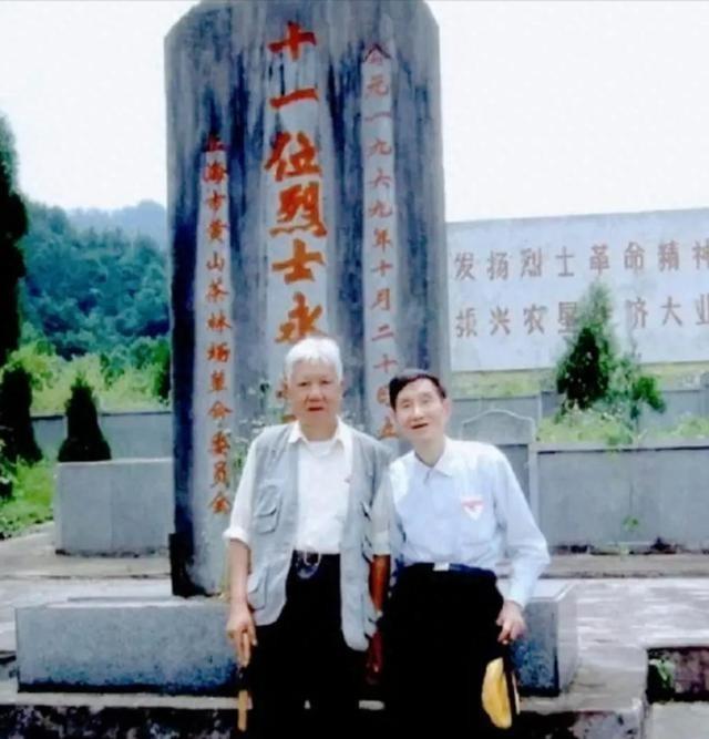 1997年，刑满释放2年后的原上海市委书记徐景贤（右）和朋友一起在11位烈士纪念