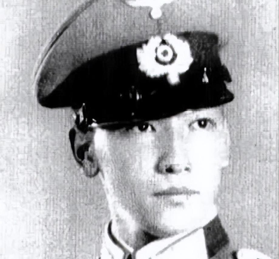 1997年，蒋纬国去世的消息轰动了全台湾，但是并不是因为他的死讯，而是因为他的遗