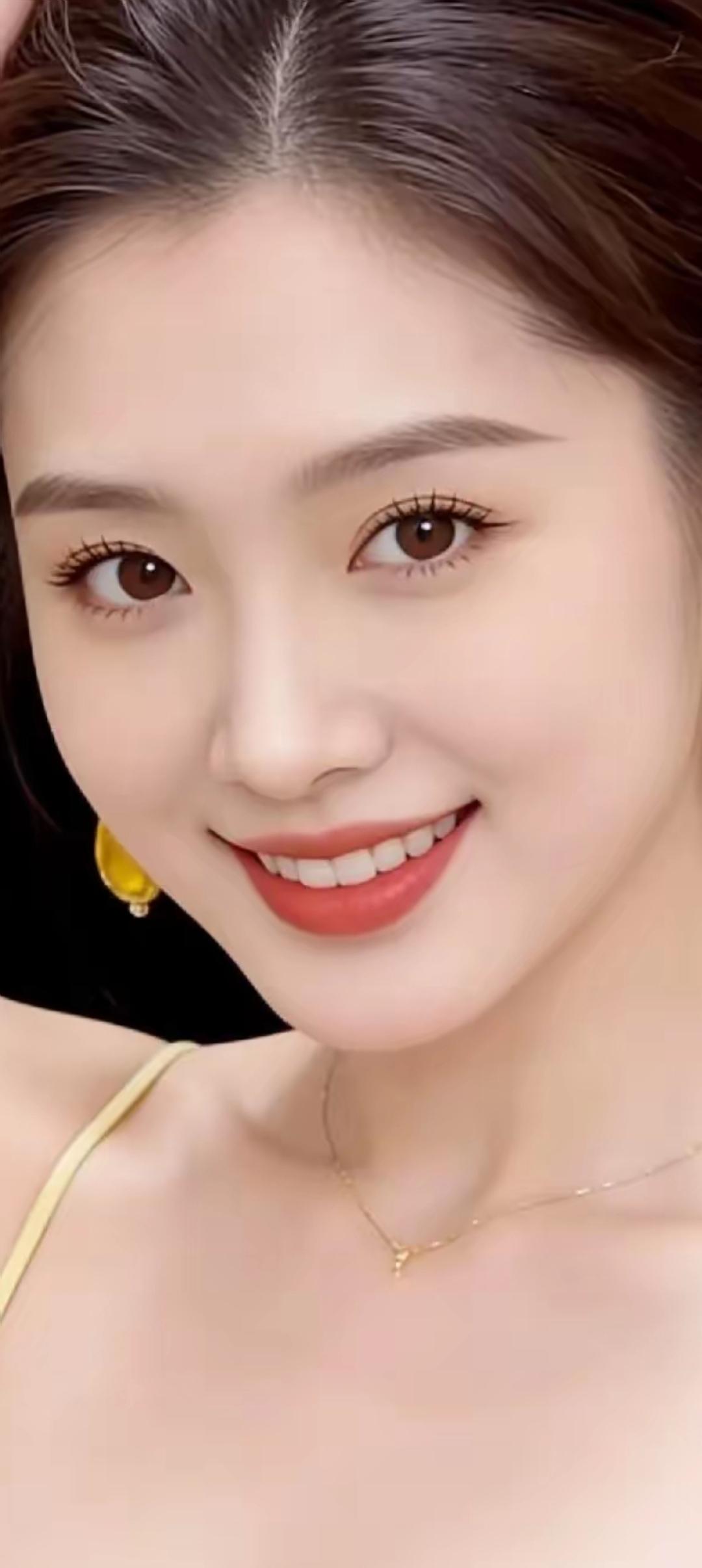 甜美笑容，温柔眼眸，黄金耳环，闪耀项链，完美妆容，优雅气质。
