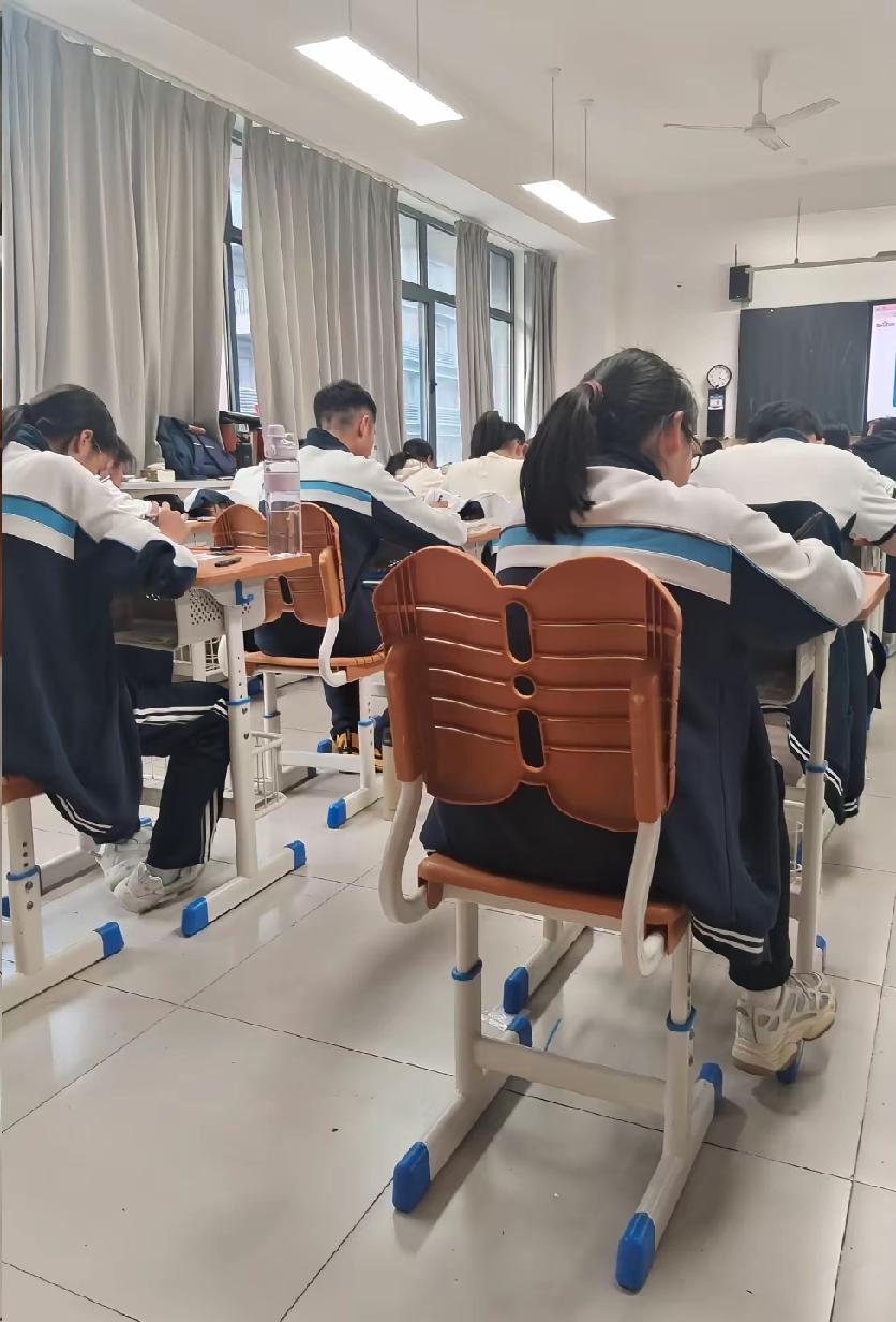 很多家长都以为孩子中考考得好，高中就稳了；孩子中考没考好，高中就没希望了。