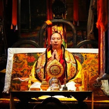 8月31日上午9:30，日喀则扎什伦布寺措钦大殿经声起。班禅额尔德尼·确吉杰布携