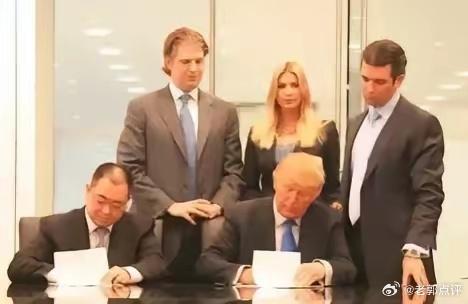 老照片故事。2008年，恒大如日中天，许家印达到了人生巅峰，甚至和美国特朗