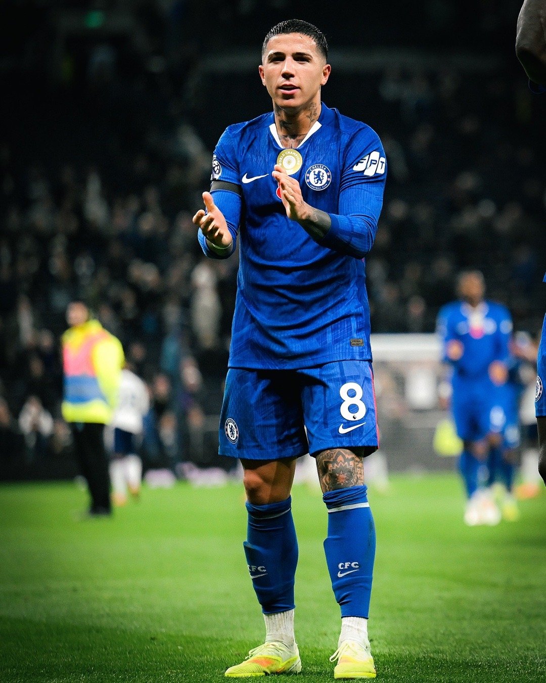 “再一次…伦敦是蓝色的💙🦁”恩佐在热刺0比1切尔西赛后发了13张图🔥😍