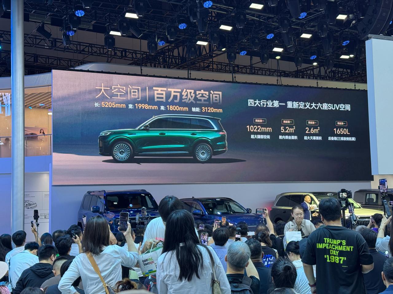 在2025成都车展上，奇瑞风云T11亮相。新车定位6座大型增程式SUV，长宽
