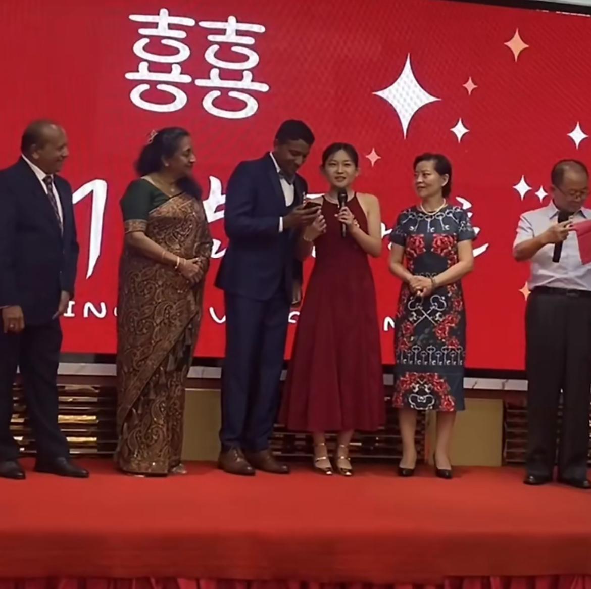 一个斯里兰卡小伙和新疆女孩举行盛大婚礼的场面，引起众多网友热议。这个斯里兰卡小伙