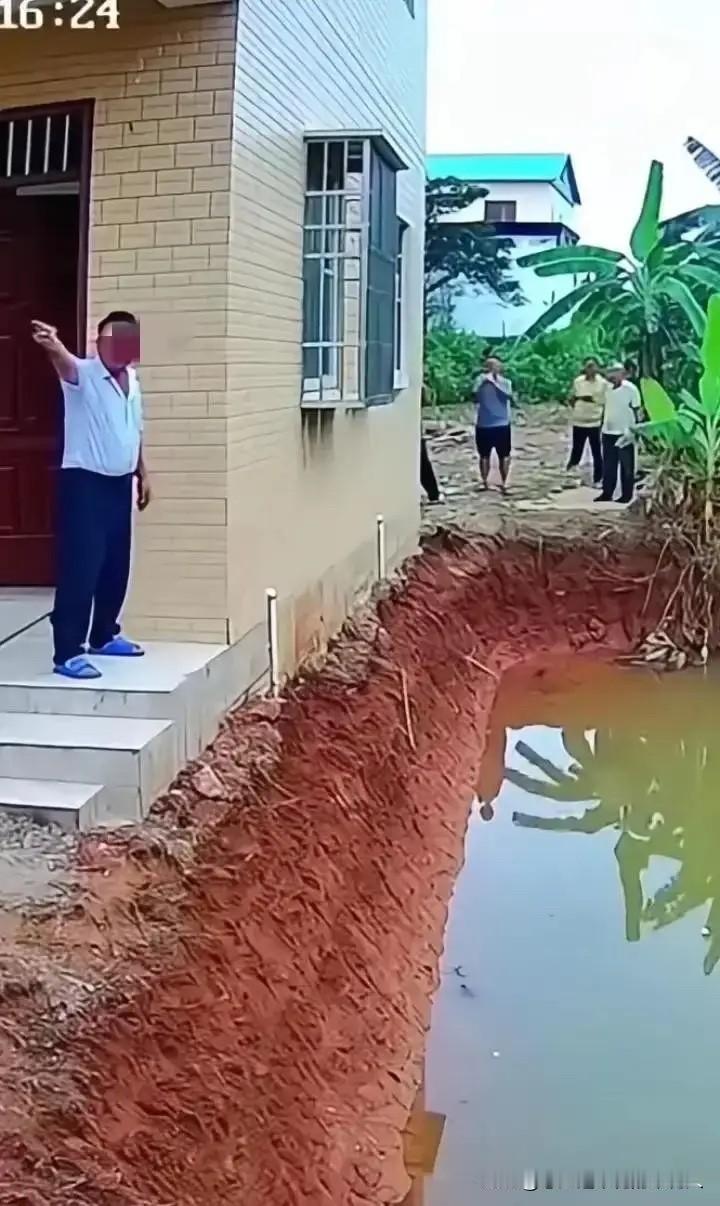 广西这起宅基地纠纷真是让人惊掉下巴！邻居常年堵路，房主一气之下把地基深挖两米蓄水