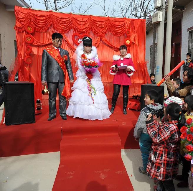 娶个媳妇，掏空家底！这话在如今的农村可不是玩笑。村里老王儿子结婚，彩礼，房子，车