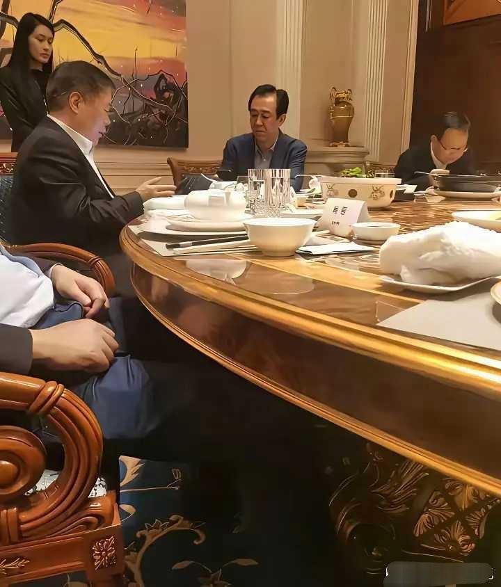 当年许家印与友人聚餐时的一幕