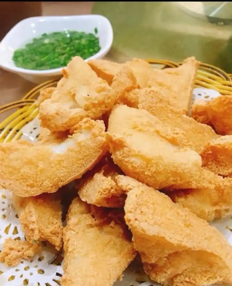 有一个菜是我来广东之后才吃到的感觉非常神奇，制作也不复杂，味道很棒就是「炸豆腐」