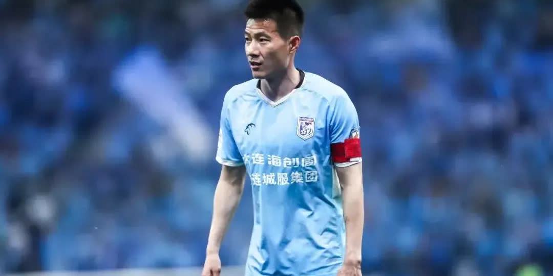 中超三连败？大连英博客场无力赢球，河南队为了保级势必全力争胜。两支球队差距不