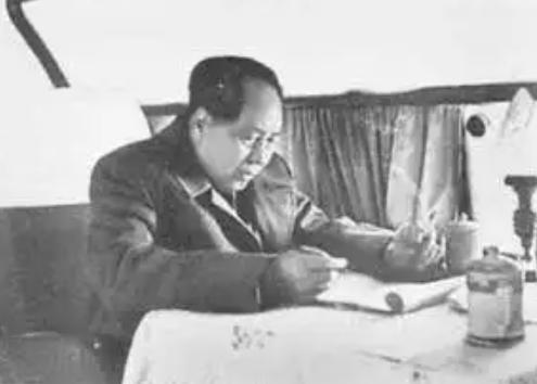 1964年，毛泽东在会见外宾时，说出了中国能打胜仗的原因：“只有会做政治工作的人