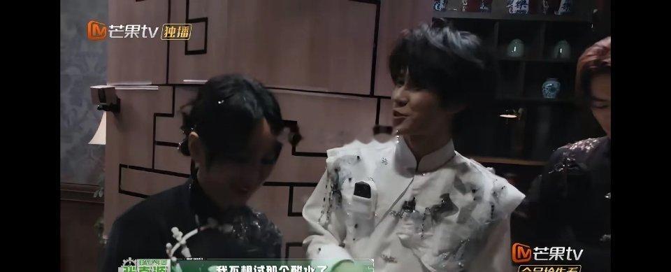 张真源不敢抓娜扎肩膀《密室大逃脱8》名场面爆笑出圈，在全黑密室环境，氛围恐怖漆黑