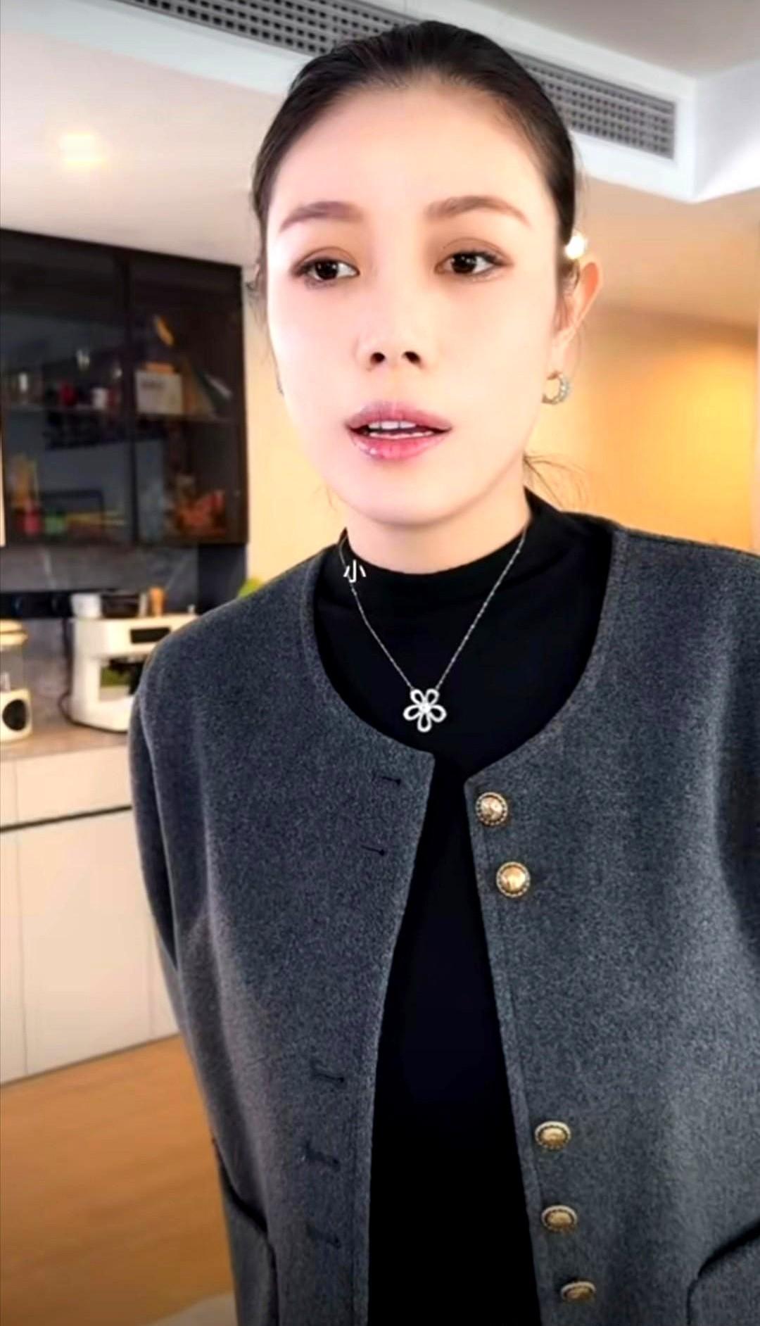 葛荟婕直播聊女儿小苹果恋爱，网友直接看懵！她翻到照片里俩女生配个卷毛男生，第