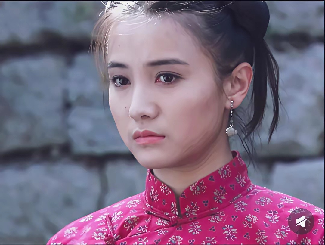 年轻时候的宋佳，一副委屈巴巴的样子！一看就是个倔种，眼神里还带着迷茫和拘谨。​